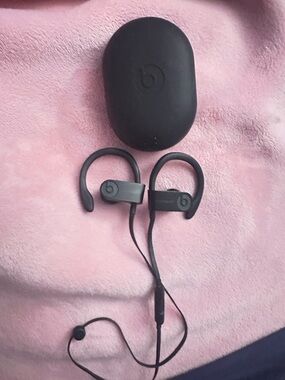 Beats by Dre Powerbeats3 Wireless Earphones in Black with Charging Case